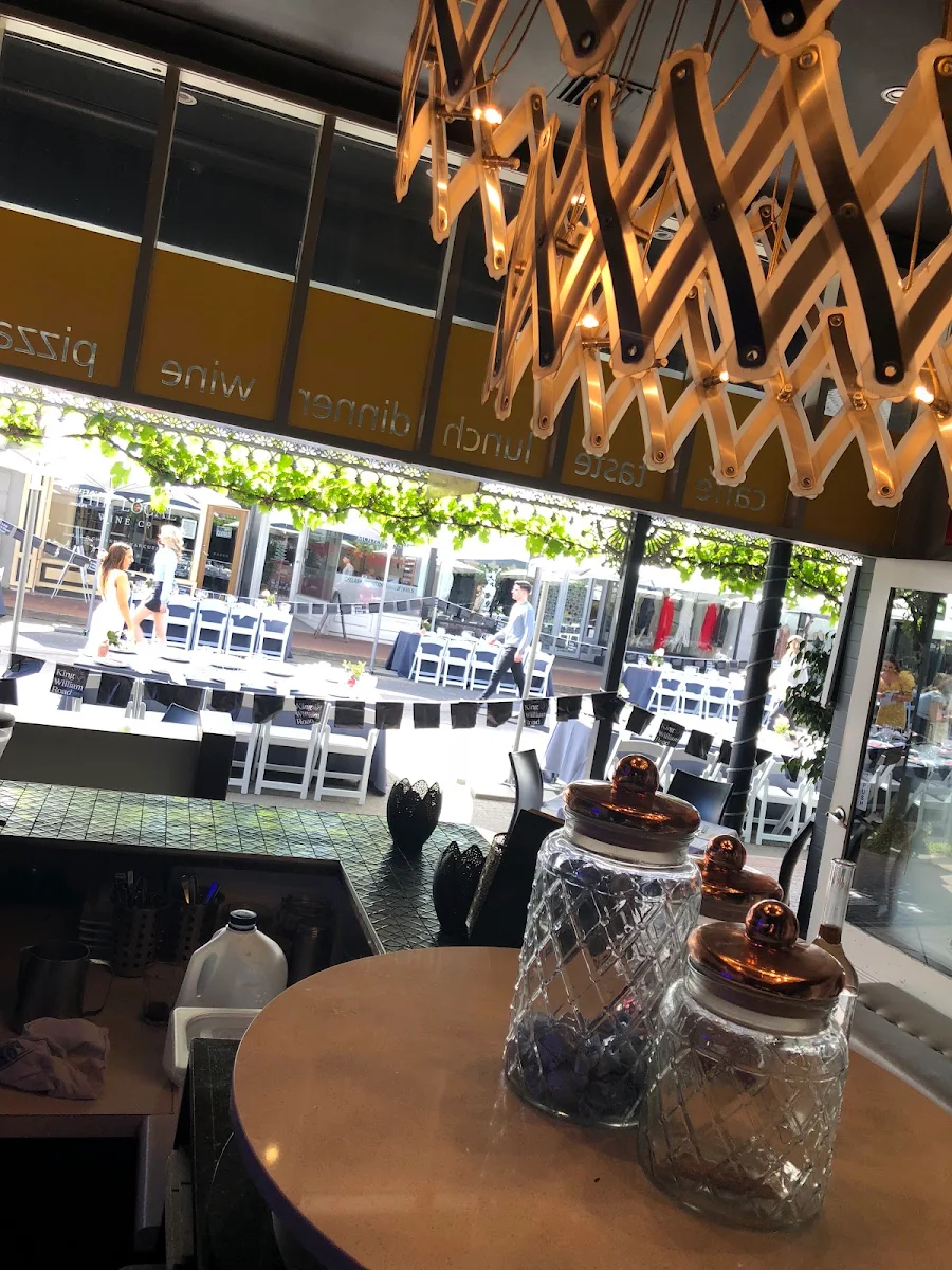Vibe, Parisi's Restaurant