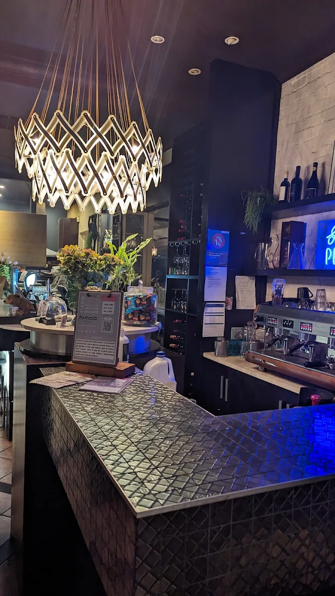 Vibe, Parisi's Restaurant