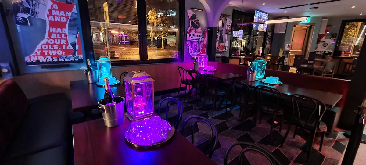 Vibe, Evening Star Hotel