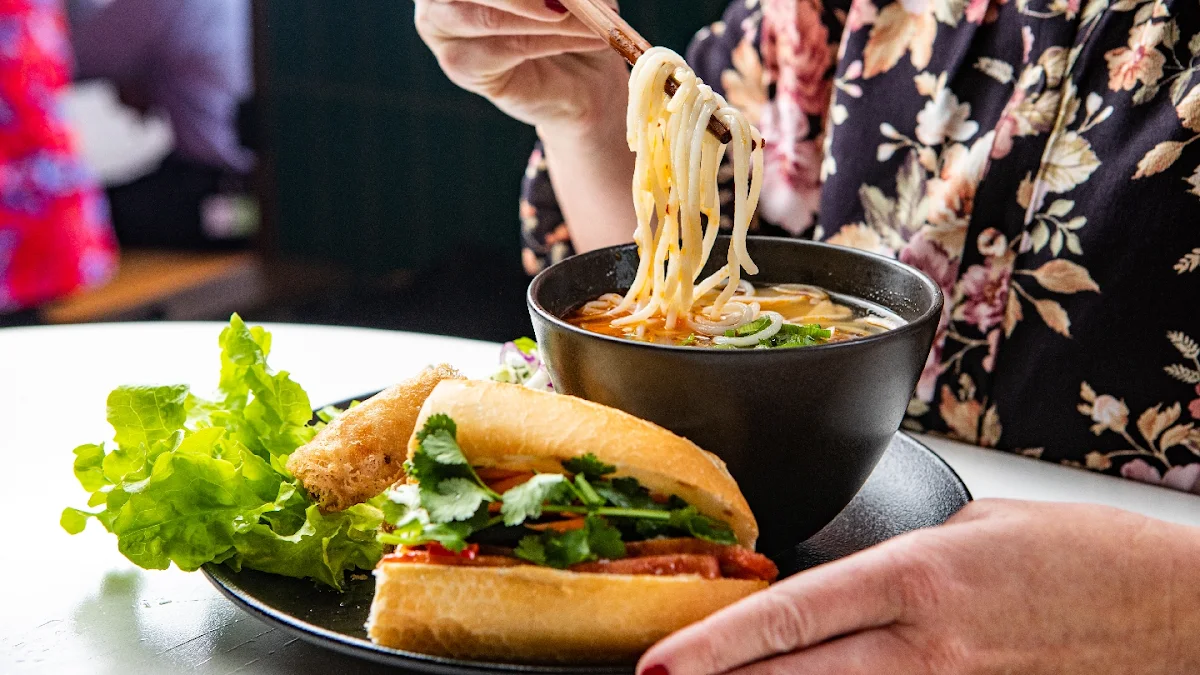 Food & drink, Xin Chào