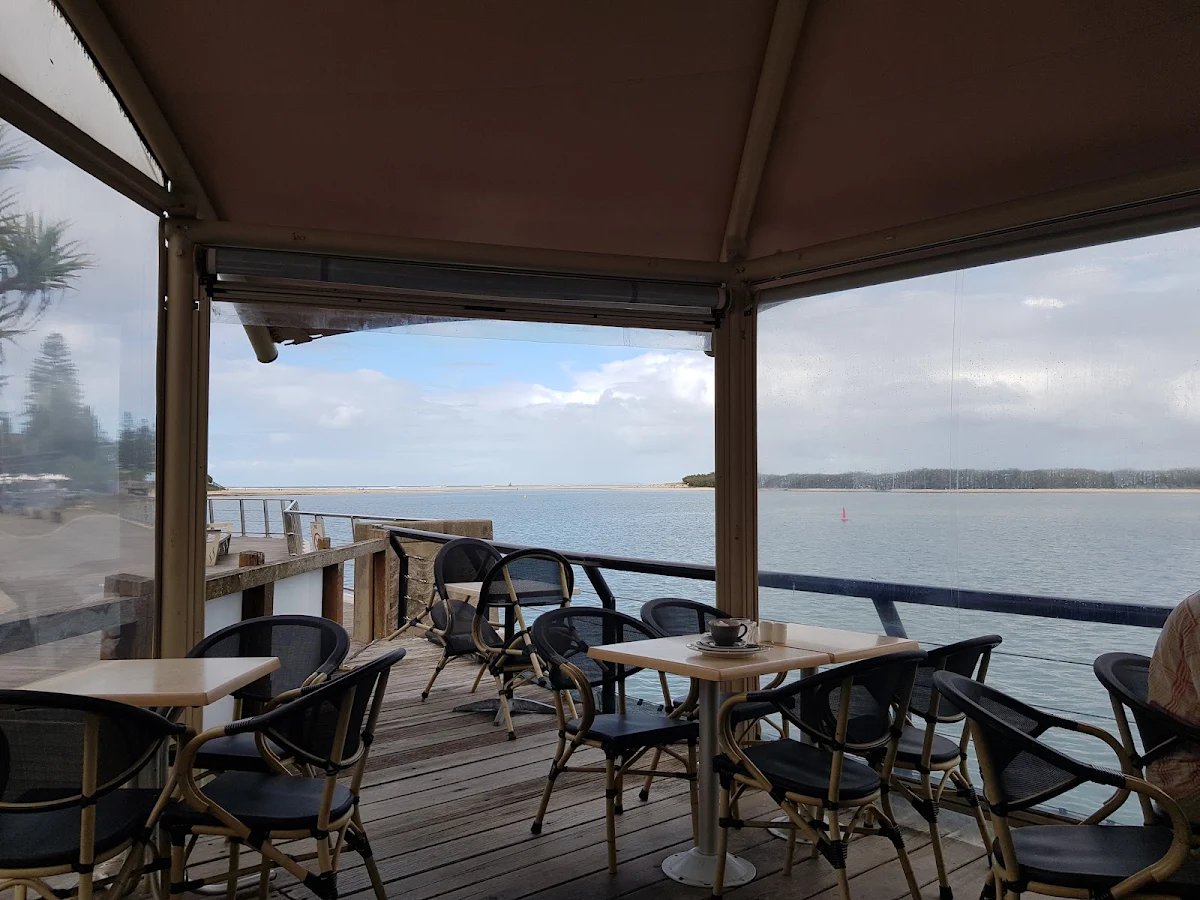 Vibe, La Promenade Cafe