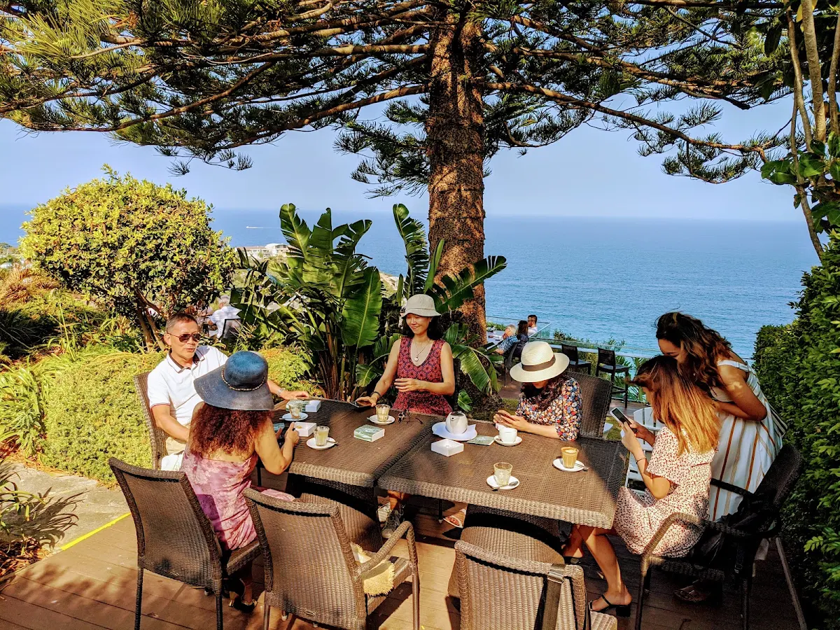 Vibe, Jonah’s Restaurant & Boutique Hotel