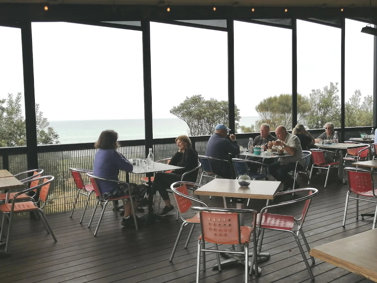 Vibe, Crackerjack Beachfront Restaurant