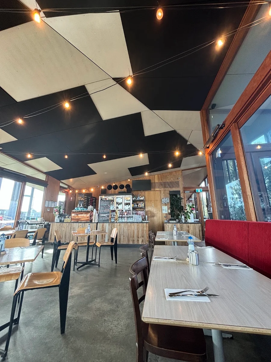 Vibe, Crackerjack Beachfront Restaurant