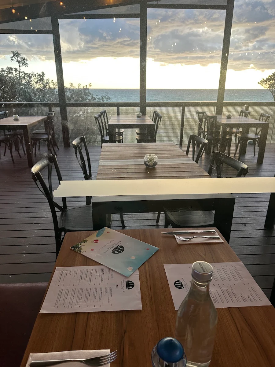 Vibe, Crackerjack Beachfront Restaurant