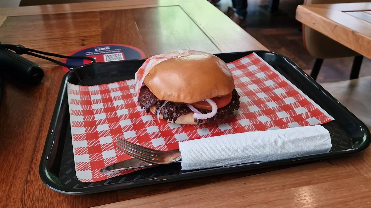 Vibe, Benny's American Burger Milton