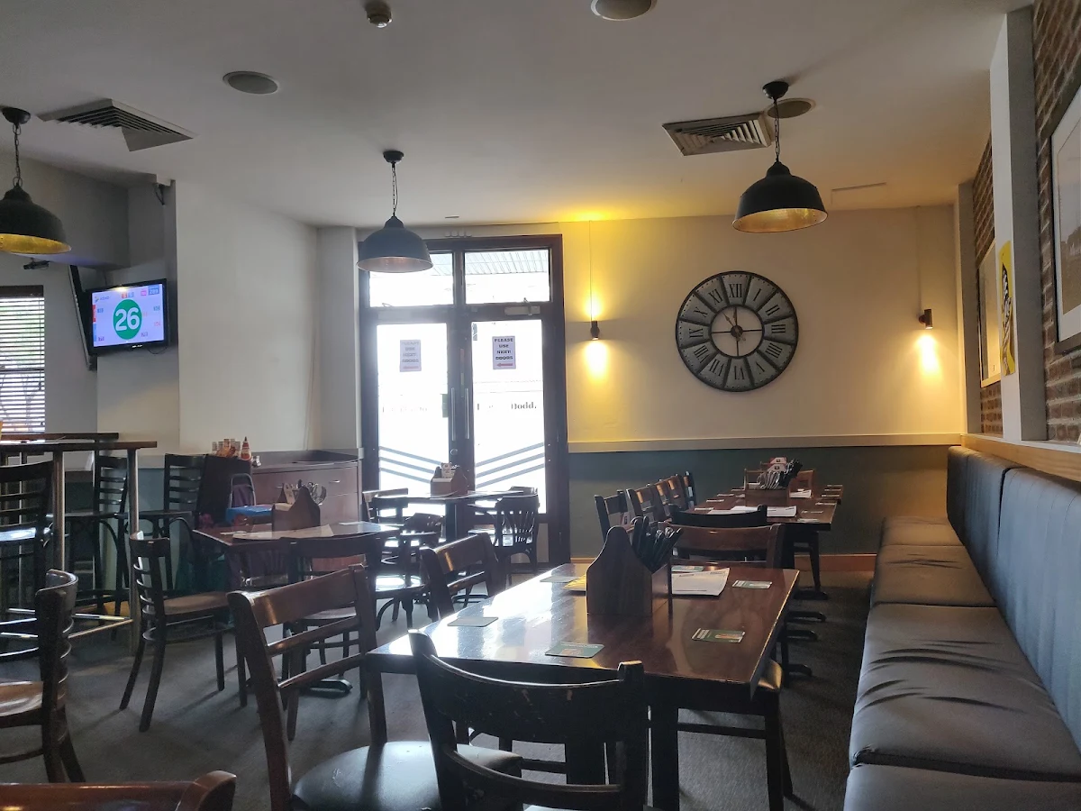Vibe, Abbotts Hotel