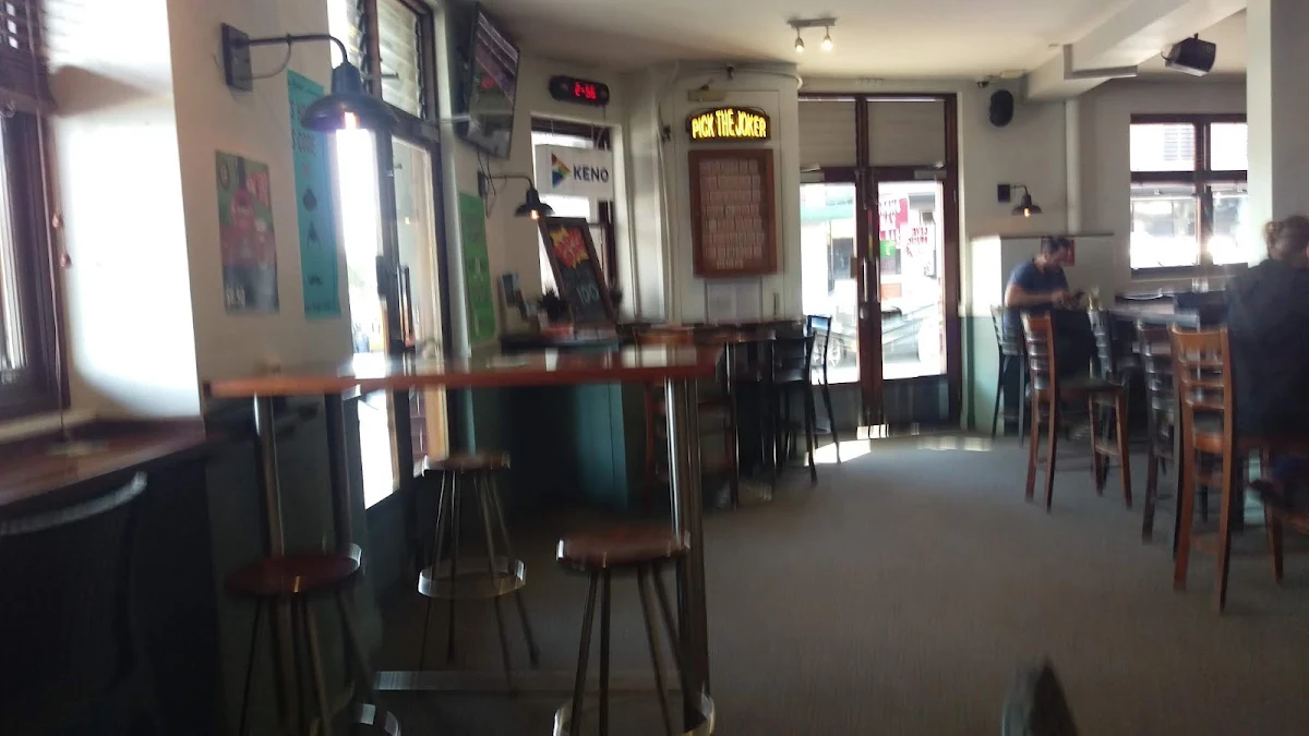 Vibe, Abbotts Hotel