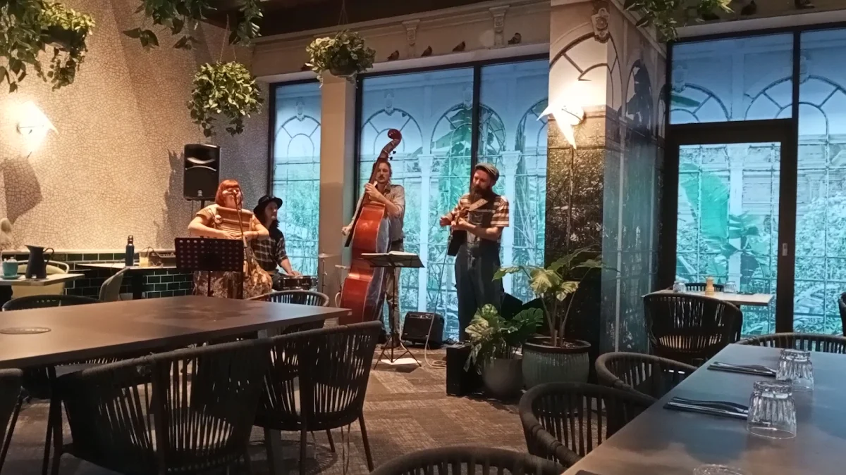 Vibe, Crown Hotel