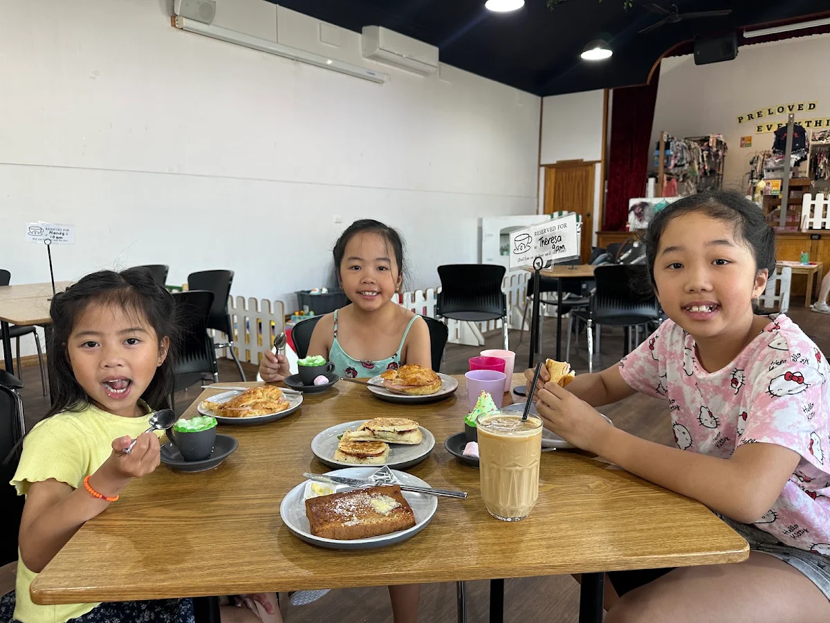 Vibe, Village Grounds Café