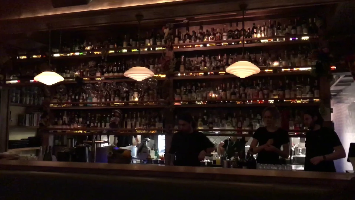Vibe, Alberto's Lounge