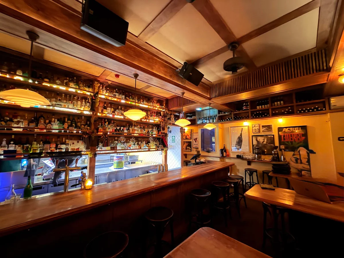 Vibe, Alberto's Lounge