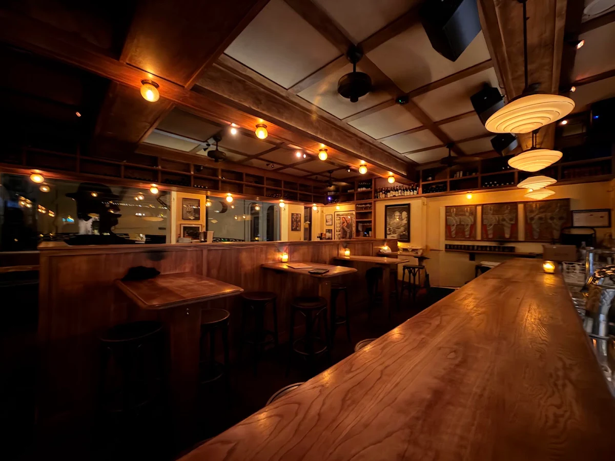 Vibe, Alberto's Lounge