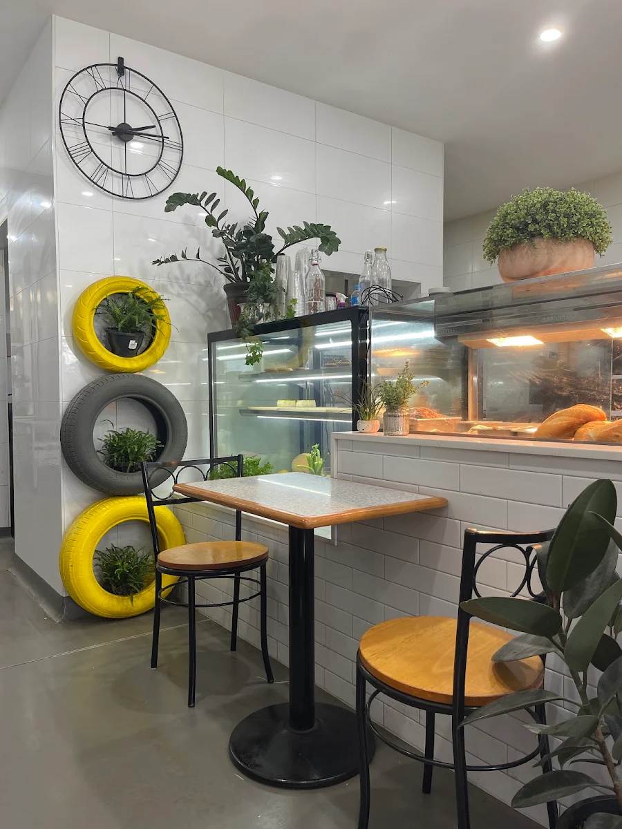 Vibe, Banh Mi 233