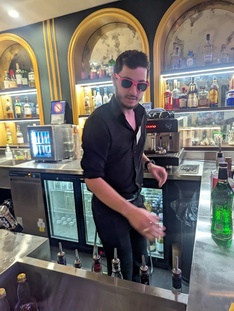 Vibe, Legends Bar