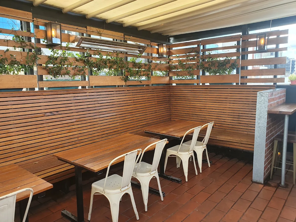 Vibe, Mt View Hotel