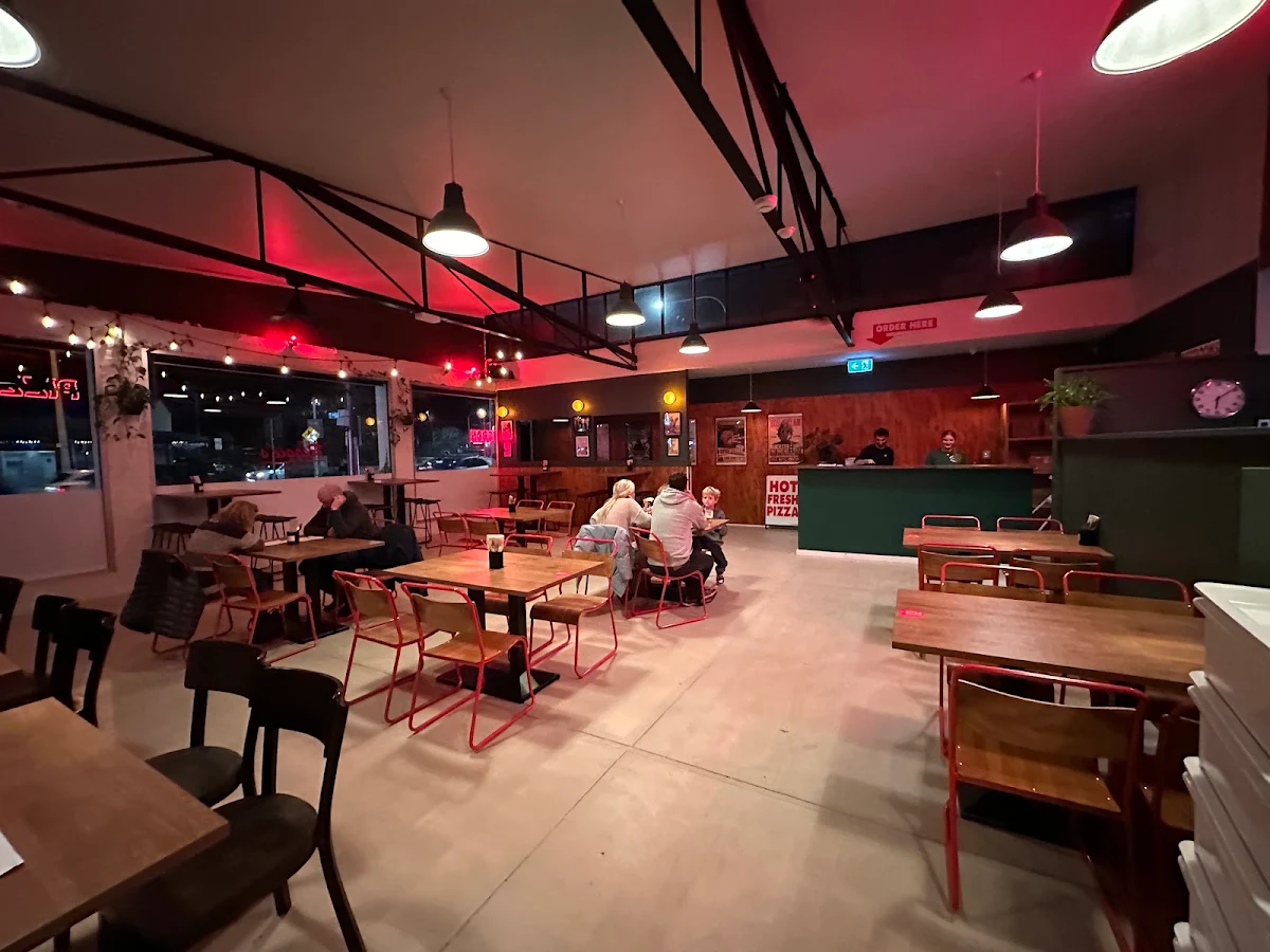 Vibe, Reggie's Detroit Pizza