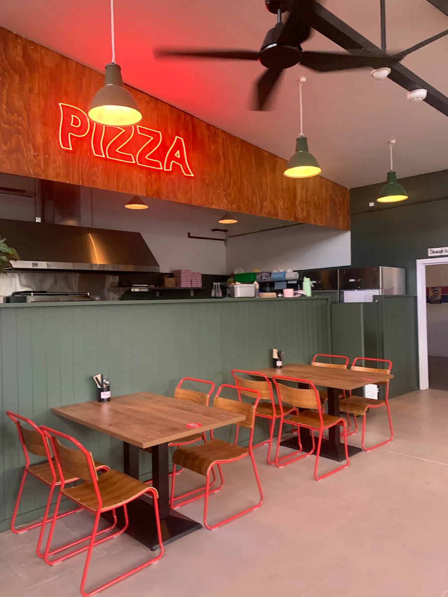 Vibe, Reggie's Detroit Pizza