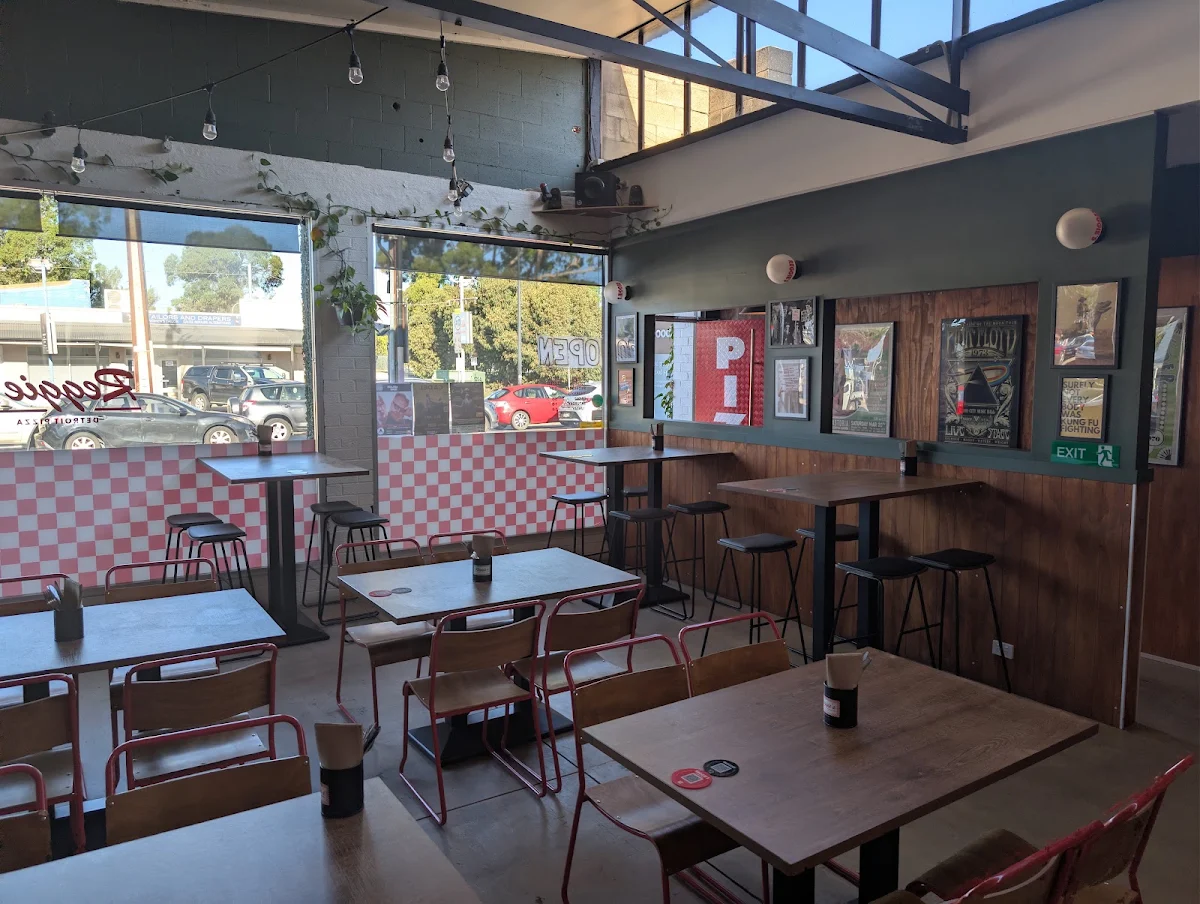 Vibe, Reggie's Detroit Pizza