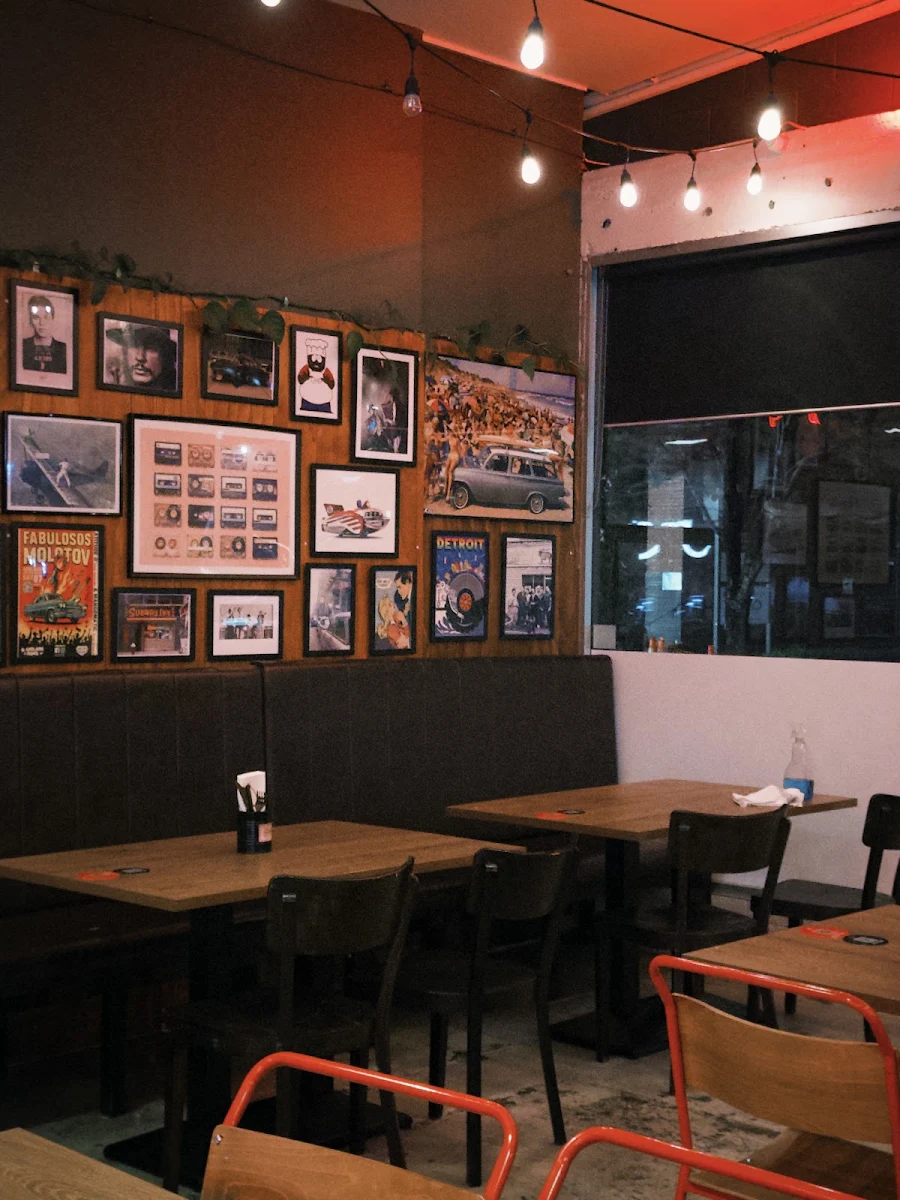 Vibe, Reggie's Detroit Pizza