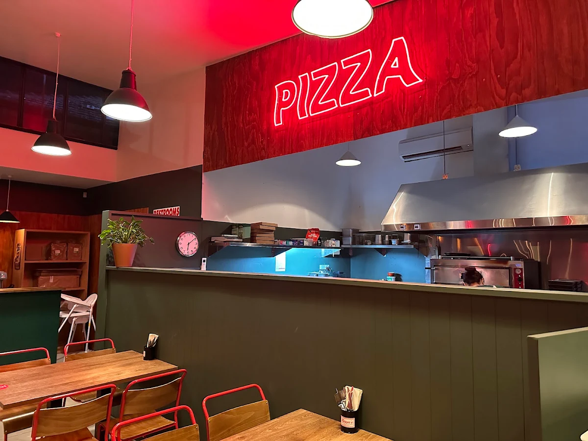 Vibe, Reggie's Detroit Pizza