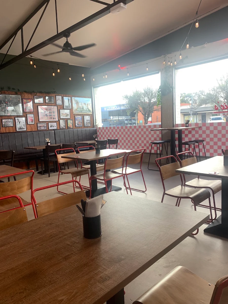 Vibe, Reggie's Detroit Pizza