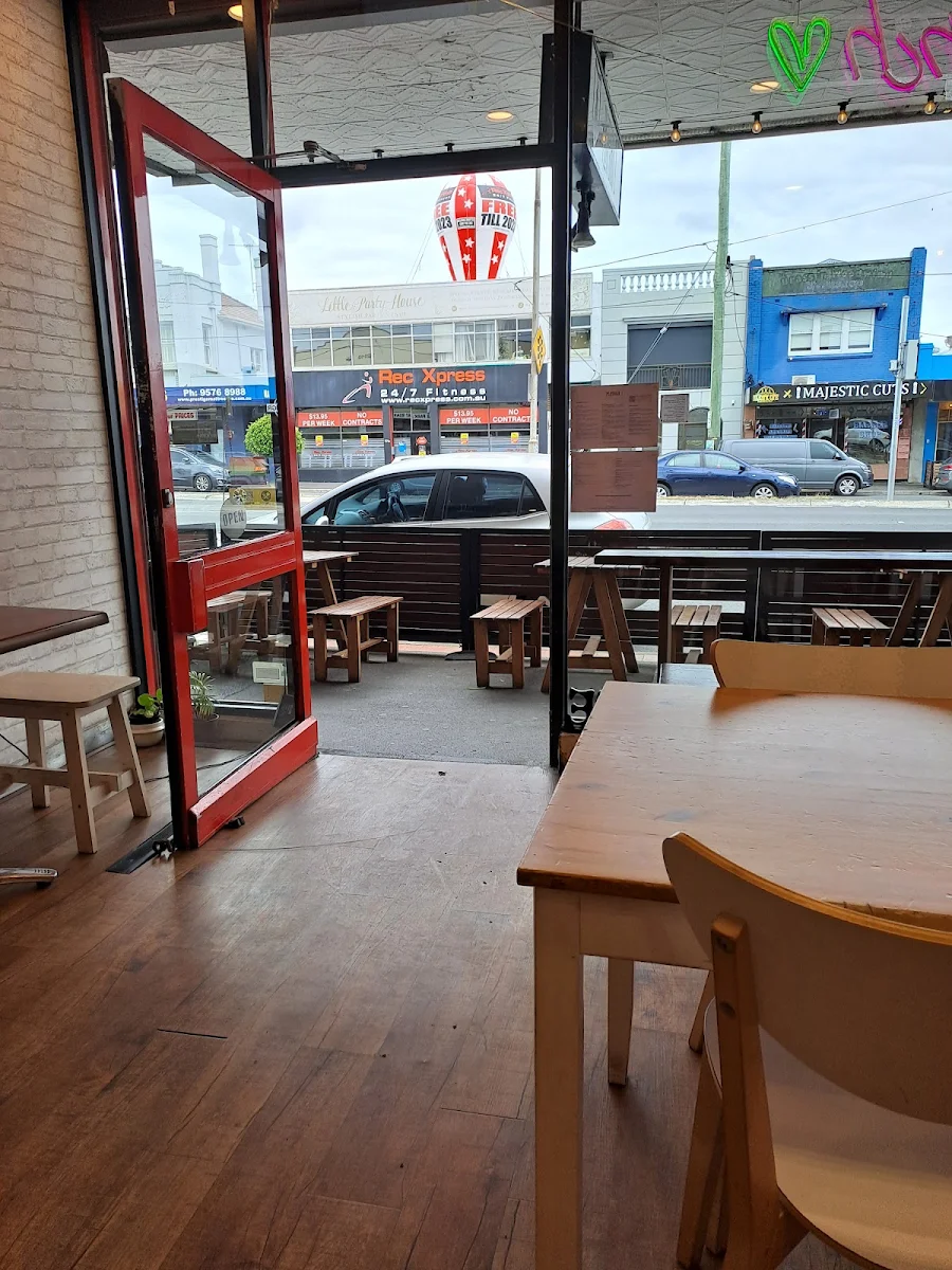 Vibe, Platform 1 Cafe