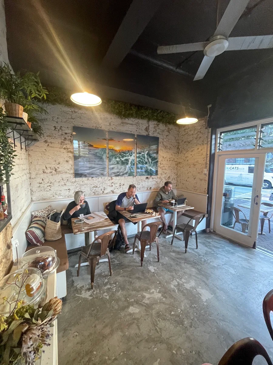 Vibe, Vini's Cafe