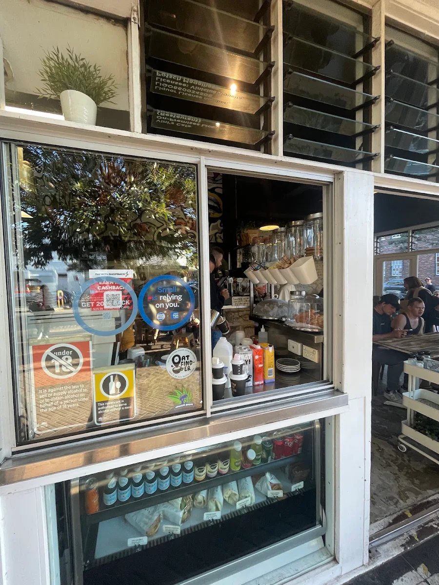 Vibe, Vini's Cafe