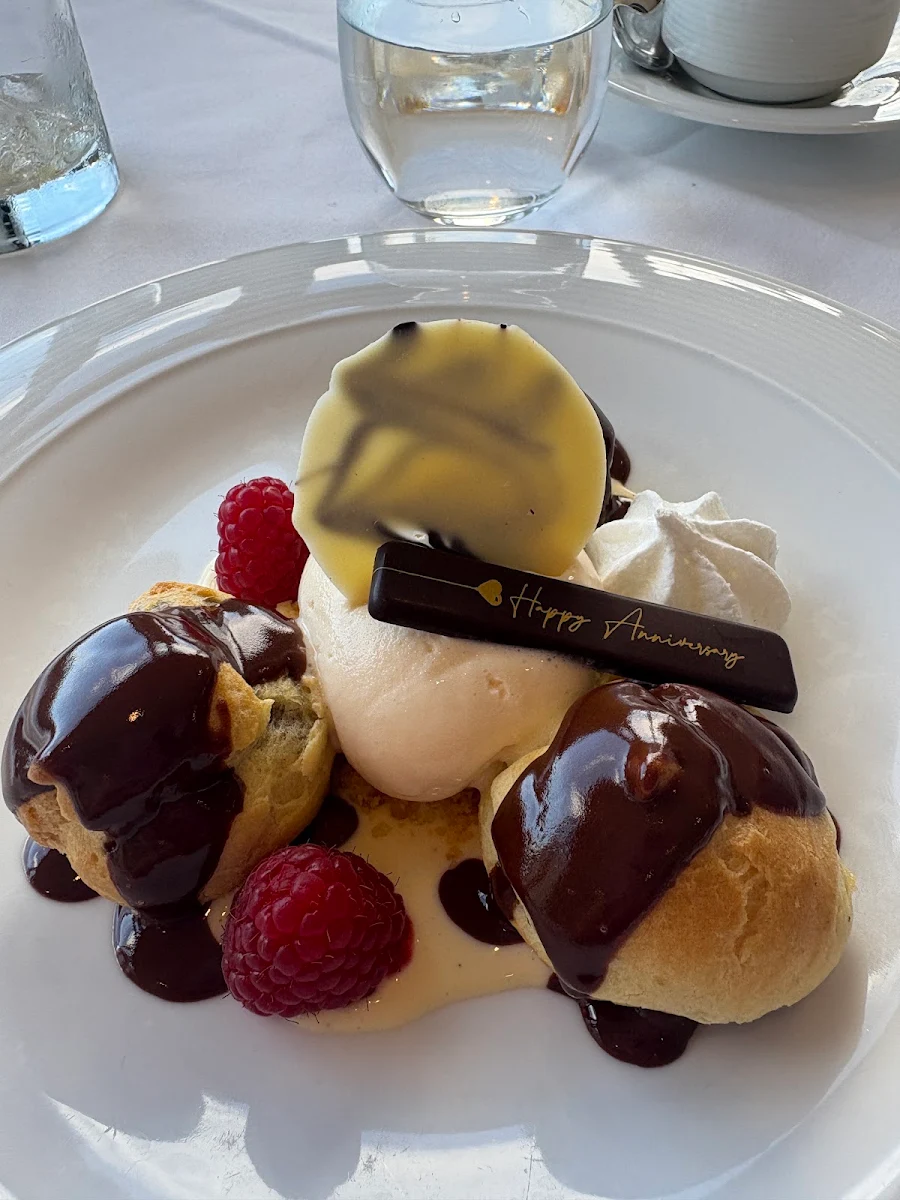 Food & drink, La Vue Waterfront Restaurant