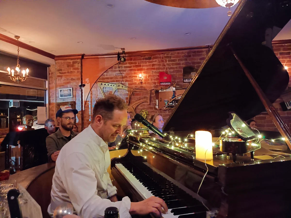 Vibe, Ragtime Tavern
