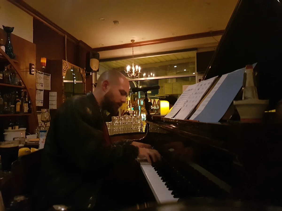 Vibe, Ragtime Tavern