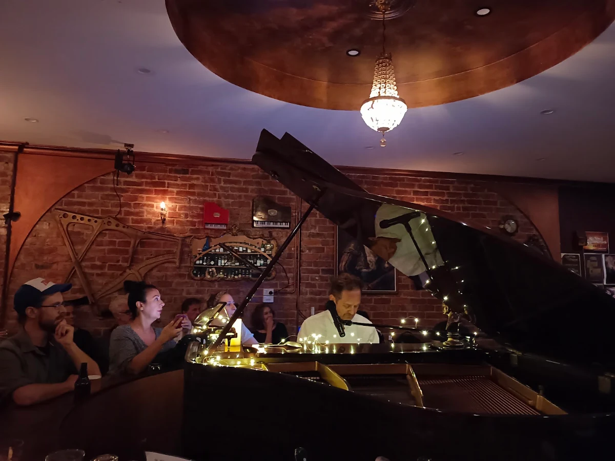 Vibe, Ragtime Tavern