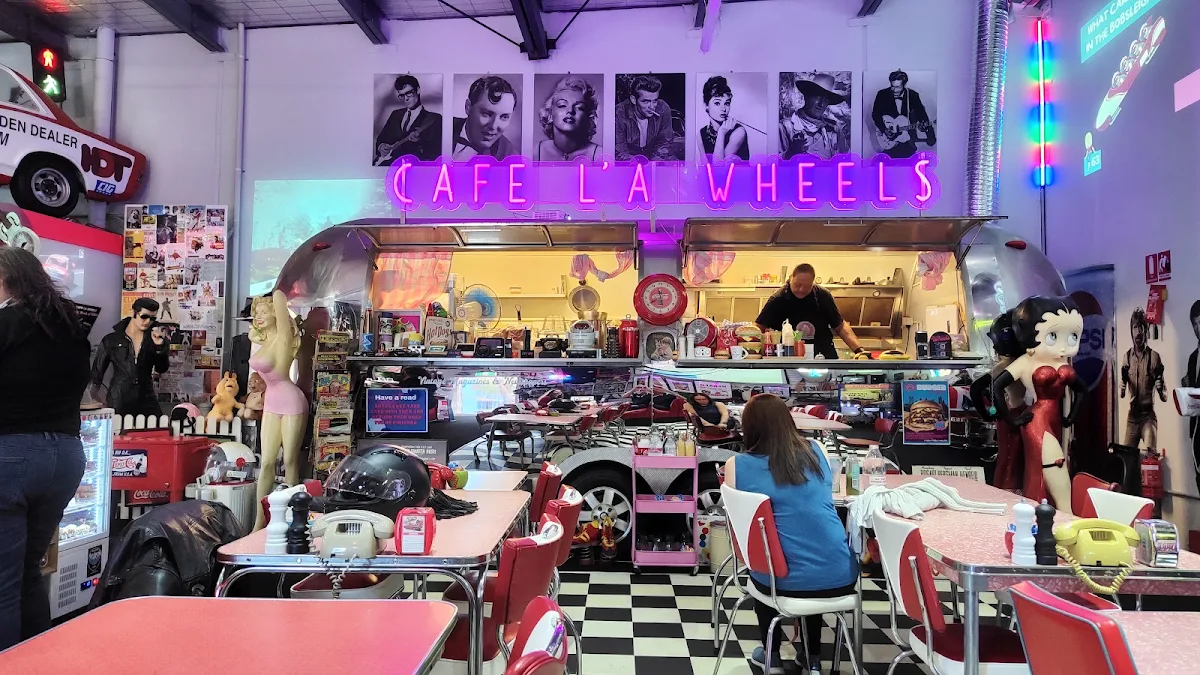 Vibe, Cafe La Wheels