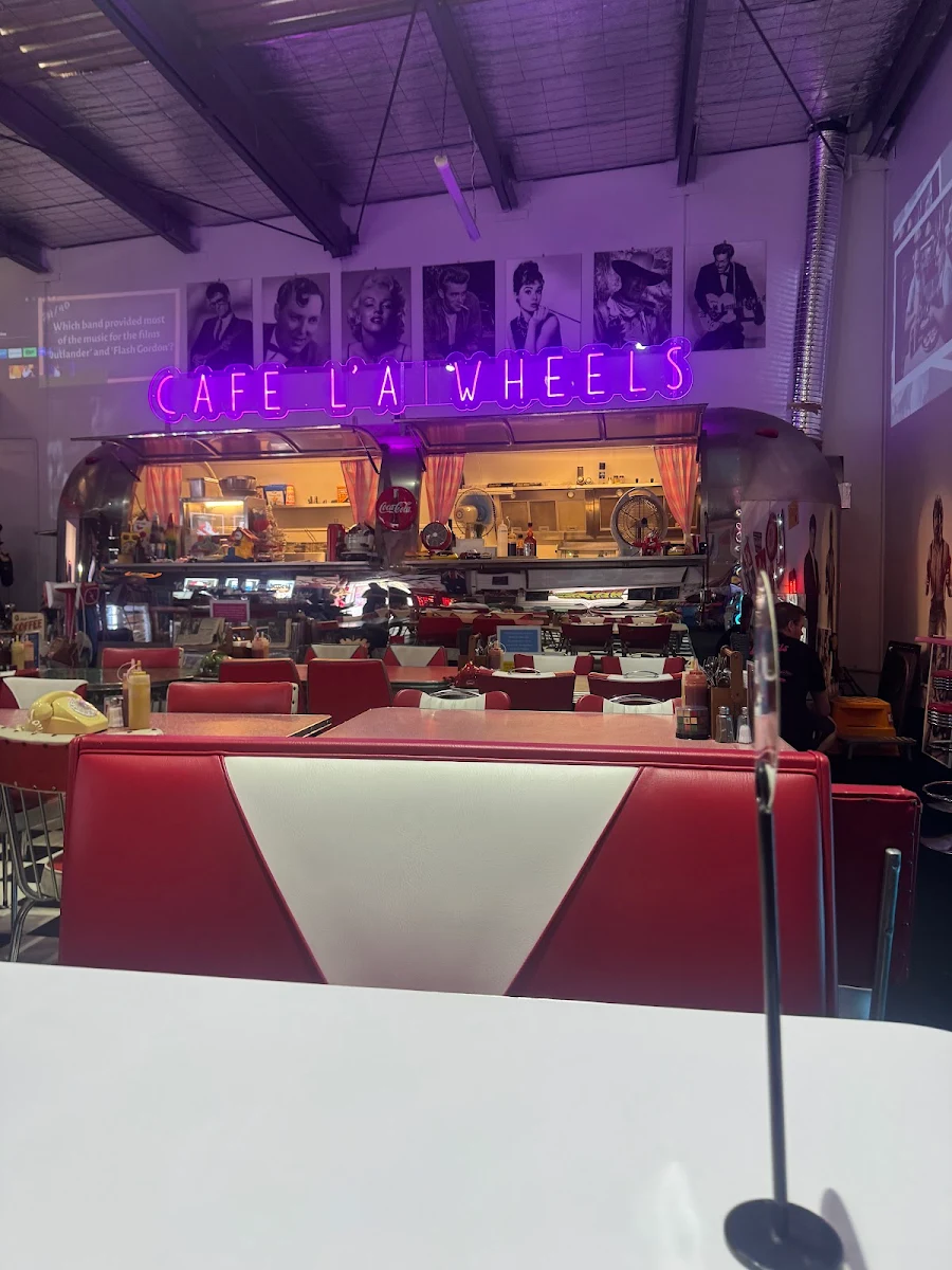 Vibe, Cafe La Wheels