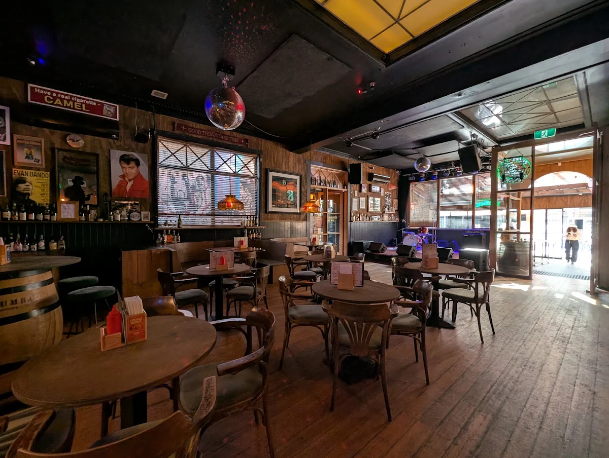 Vibe, Lulie Tavern