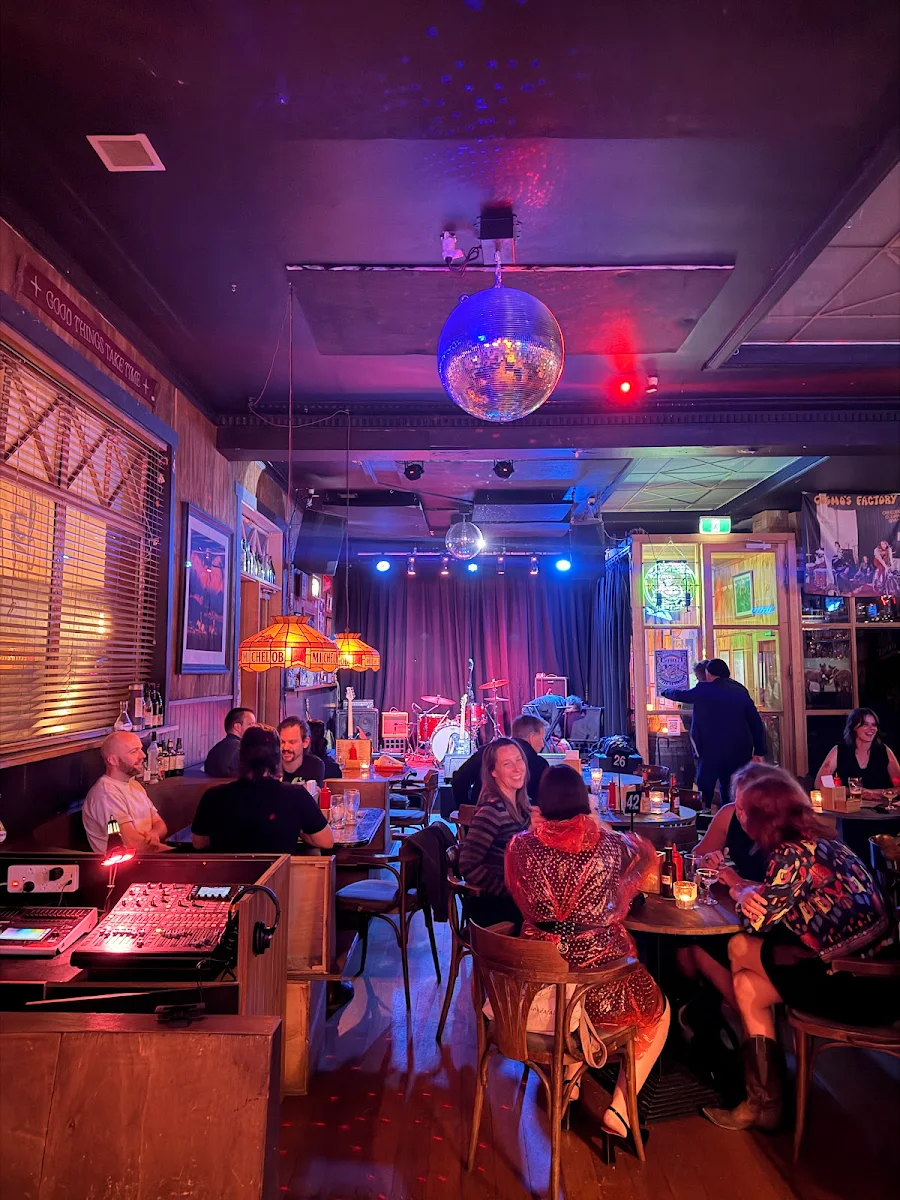 Vibe, Lulie Tavern