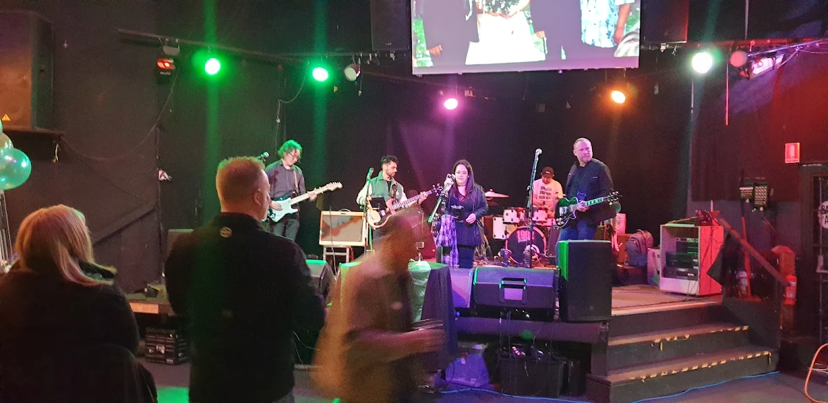 Vibe, The Barn Live