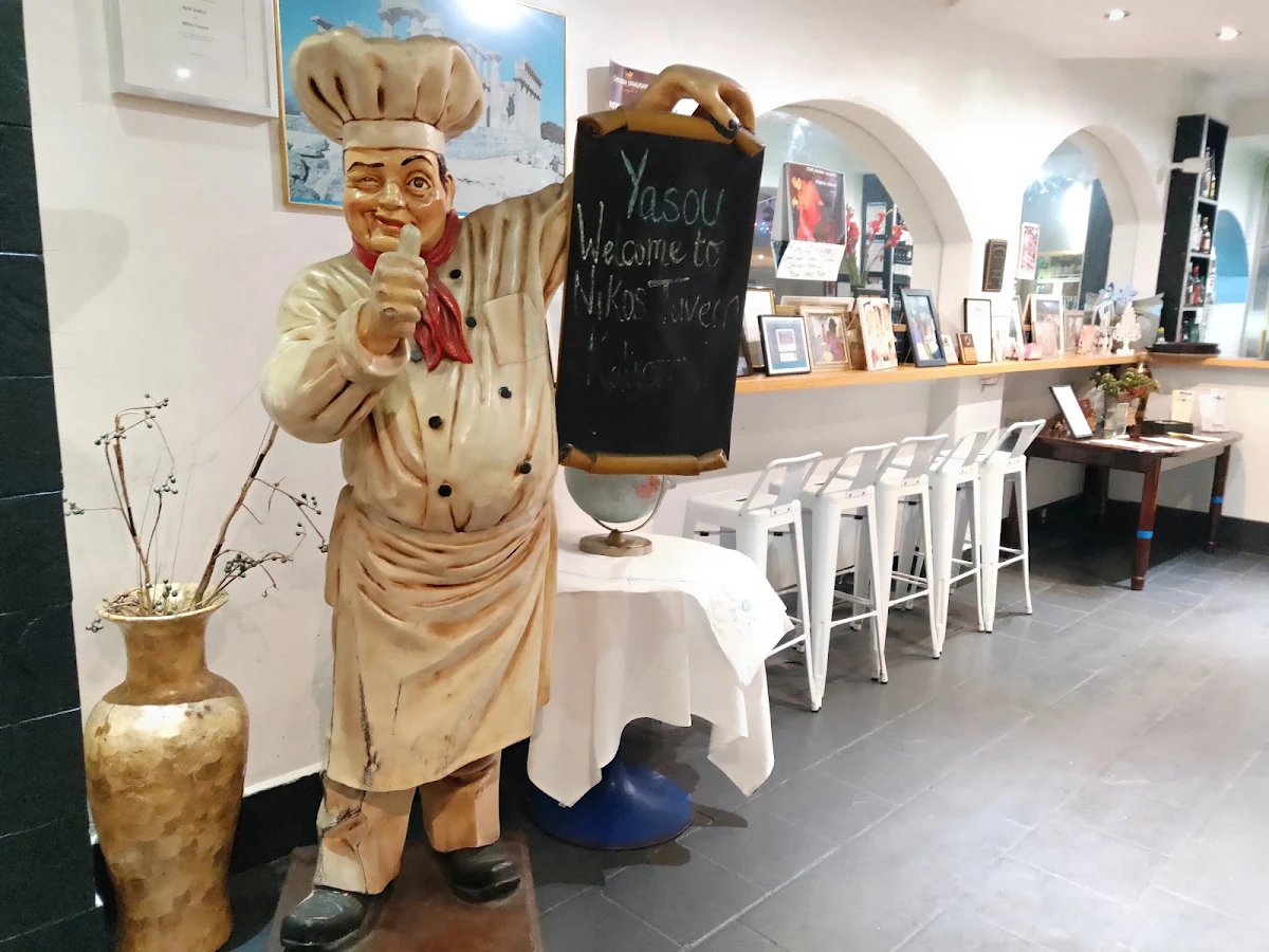 Vibe, Nikos Tavern