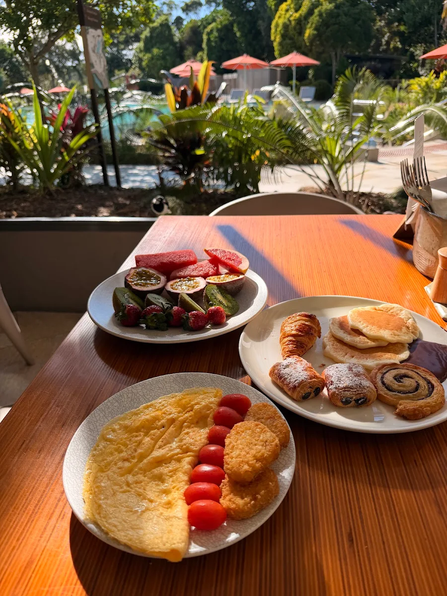 Food & drink, Azure Bar & Grill