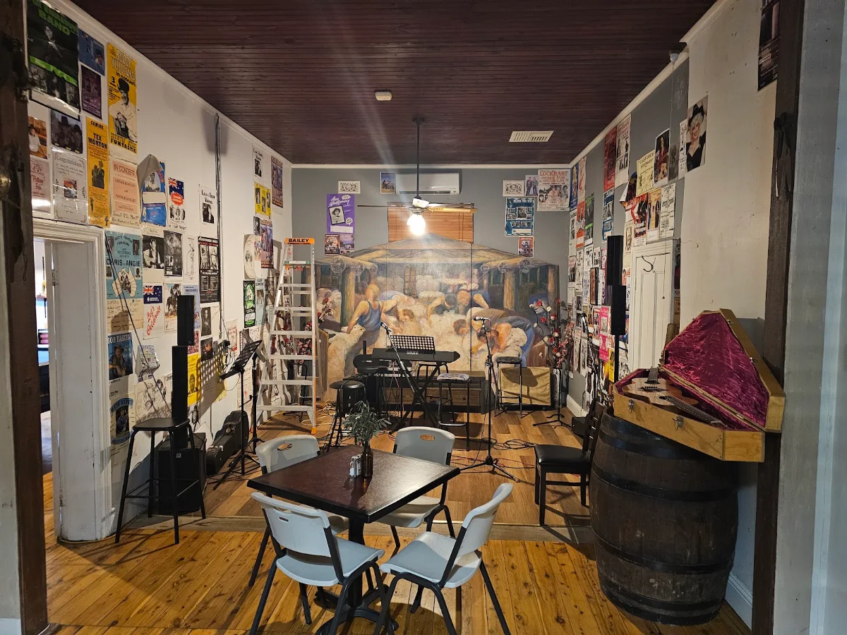 Vibe, Tumblong Tavern