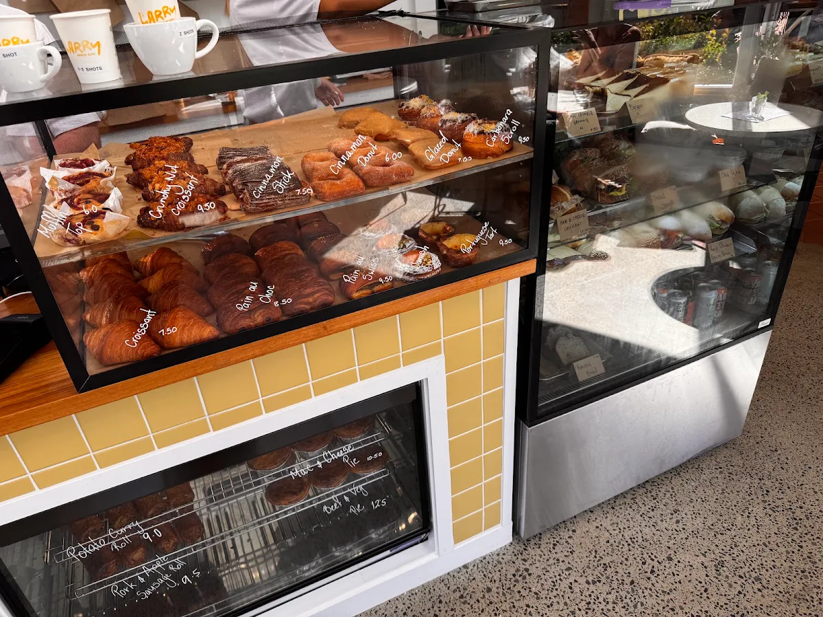 Vibe, Larry Bakery Cafe