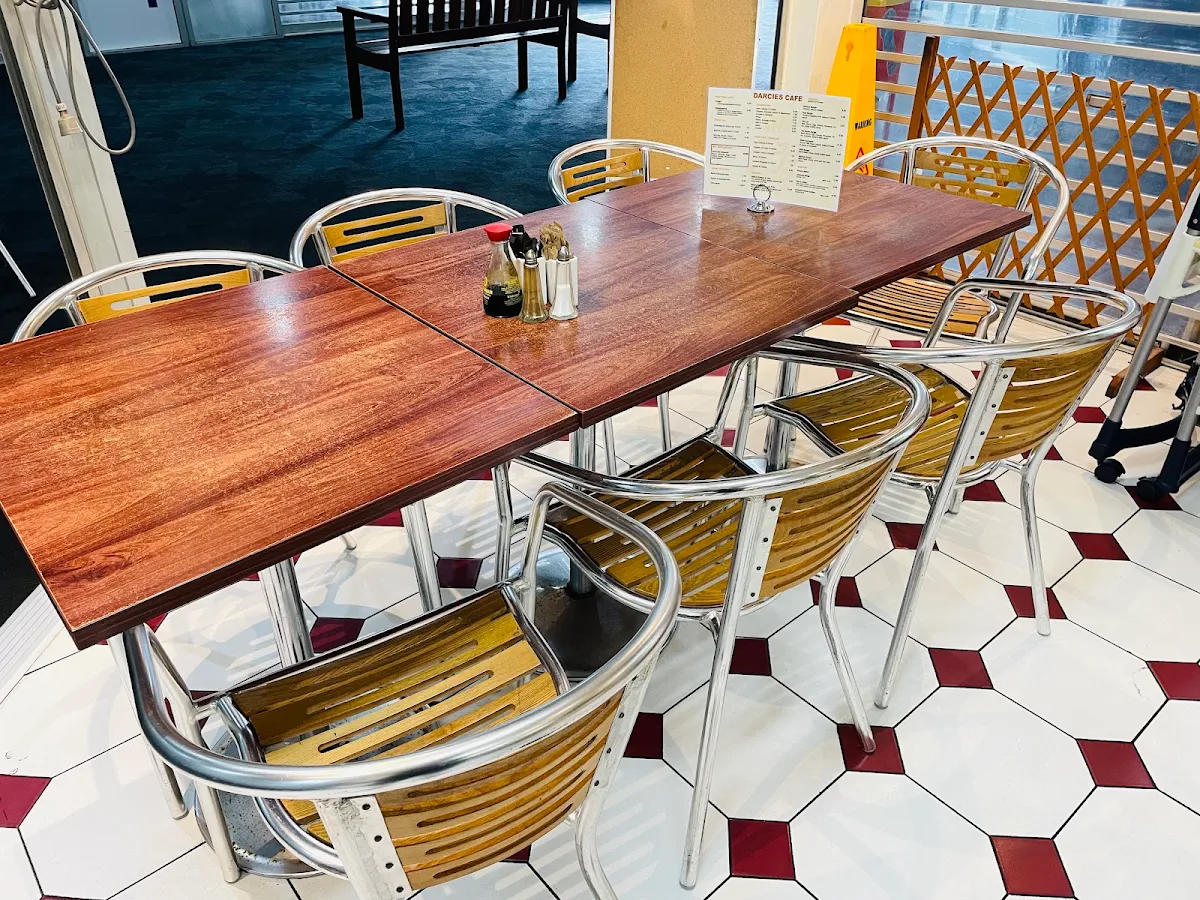 Vibe, Darcie's Cafe