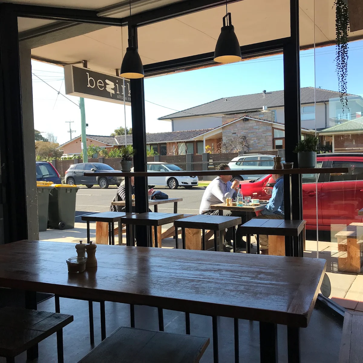 Vibe, Bezirk Cafe