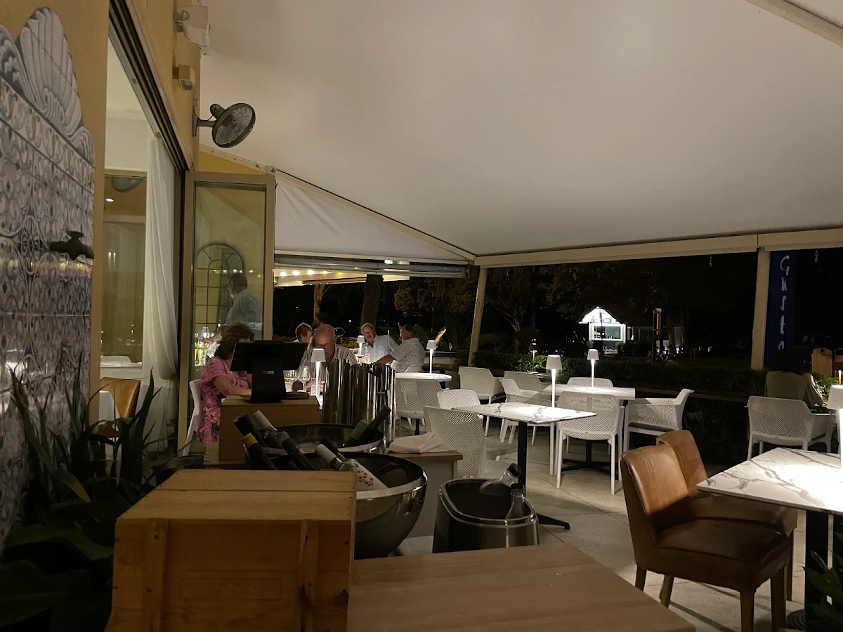 Vibe, Gusto Riverfront Restaurant