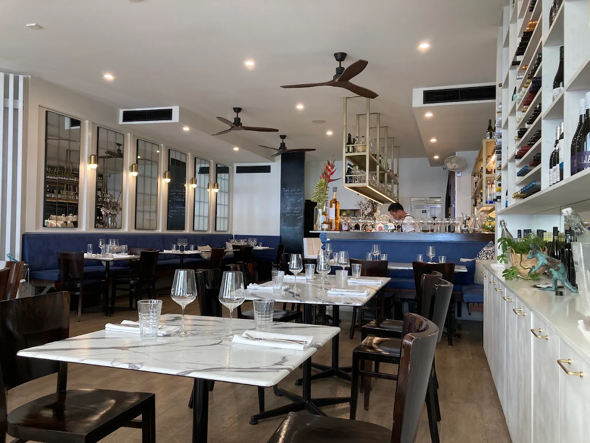 Vibe, Gusto Riverfront Restaurant
