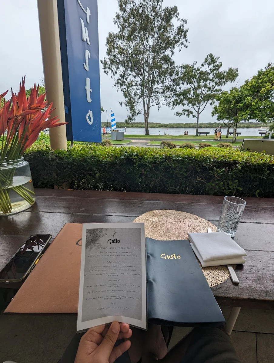 Vibe, Gusto Riverfront Restaurant