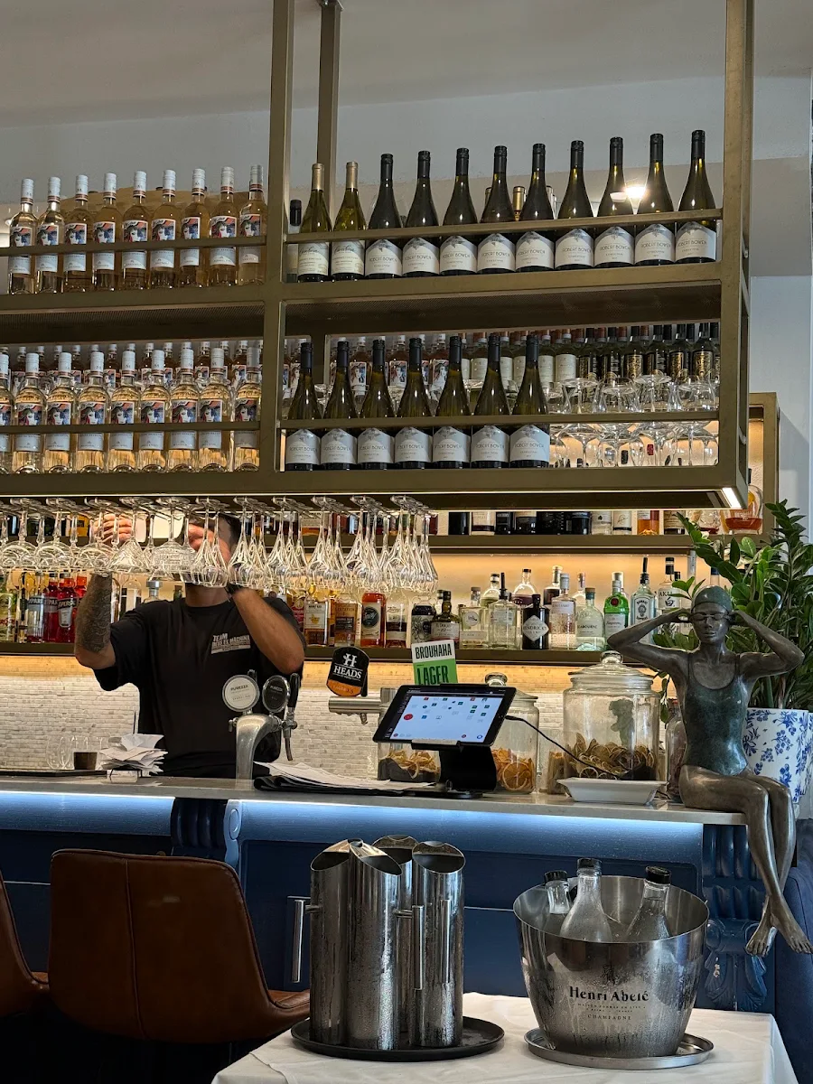 Vibe, Gusto Riverfront Restaurant