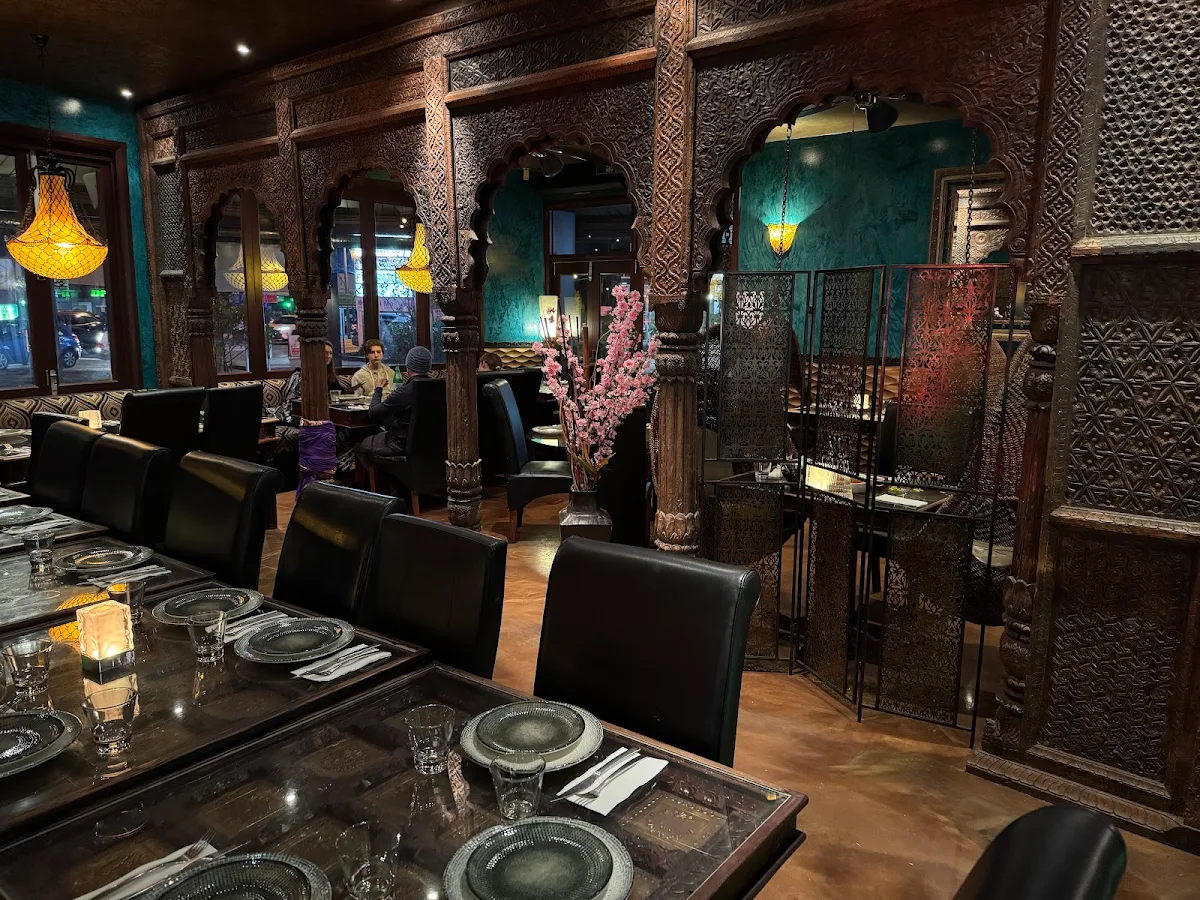 Vibe, Ceylon Inn Graceville