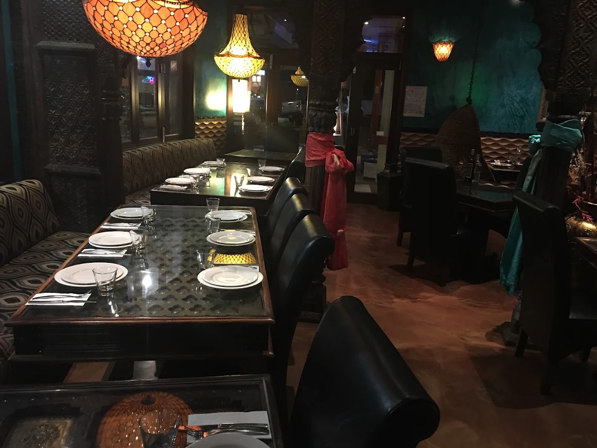 Vibe, Ceylon Inn Graceville